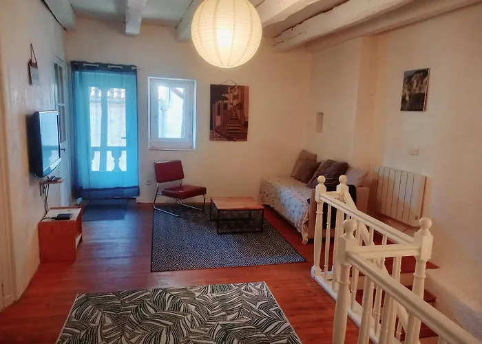 Maison Medievale Avec Jardin Dans Charmant Village
