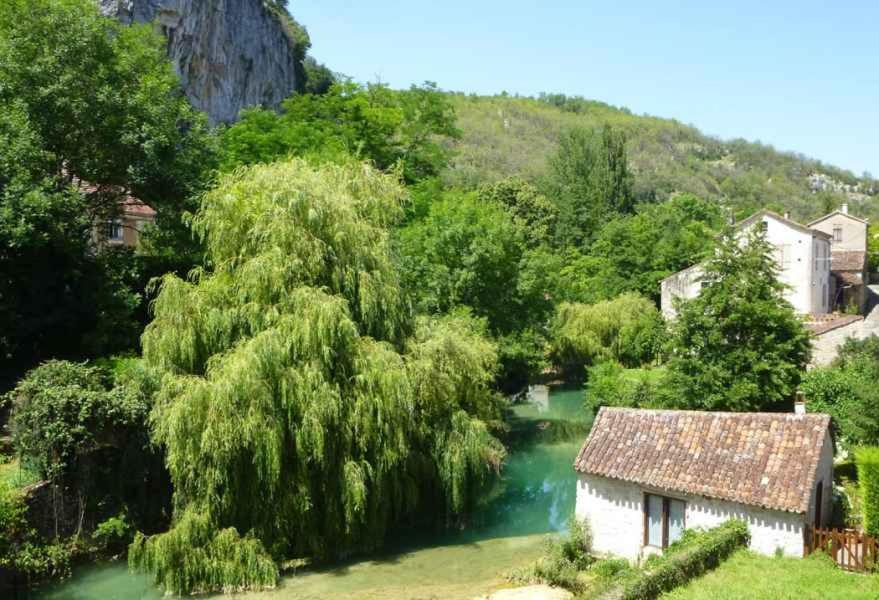 Maison Medievale Avec Jardin Dans Village Hébergement de vacances