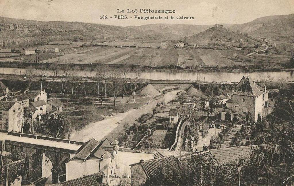 Maison Medievale Avec Jardin Dans Village Hébergement de vacances