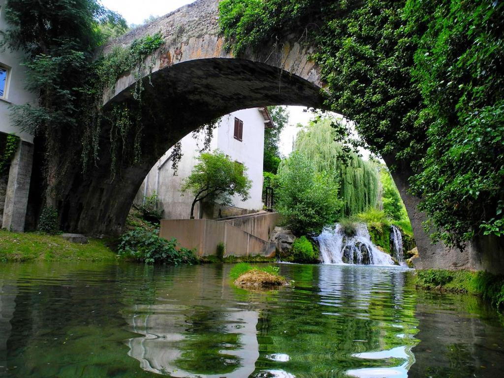 Maison Medievale Avec Jardin Dans Village Hébergement de vacances