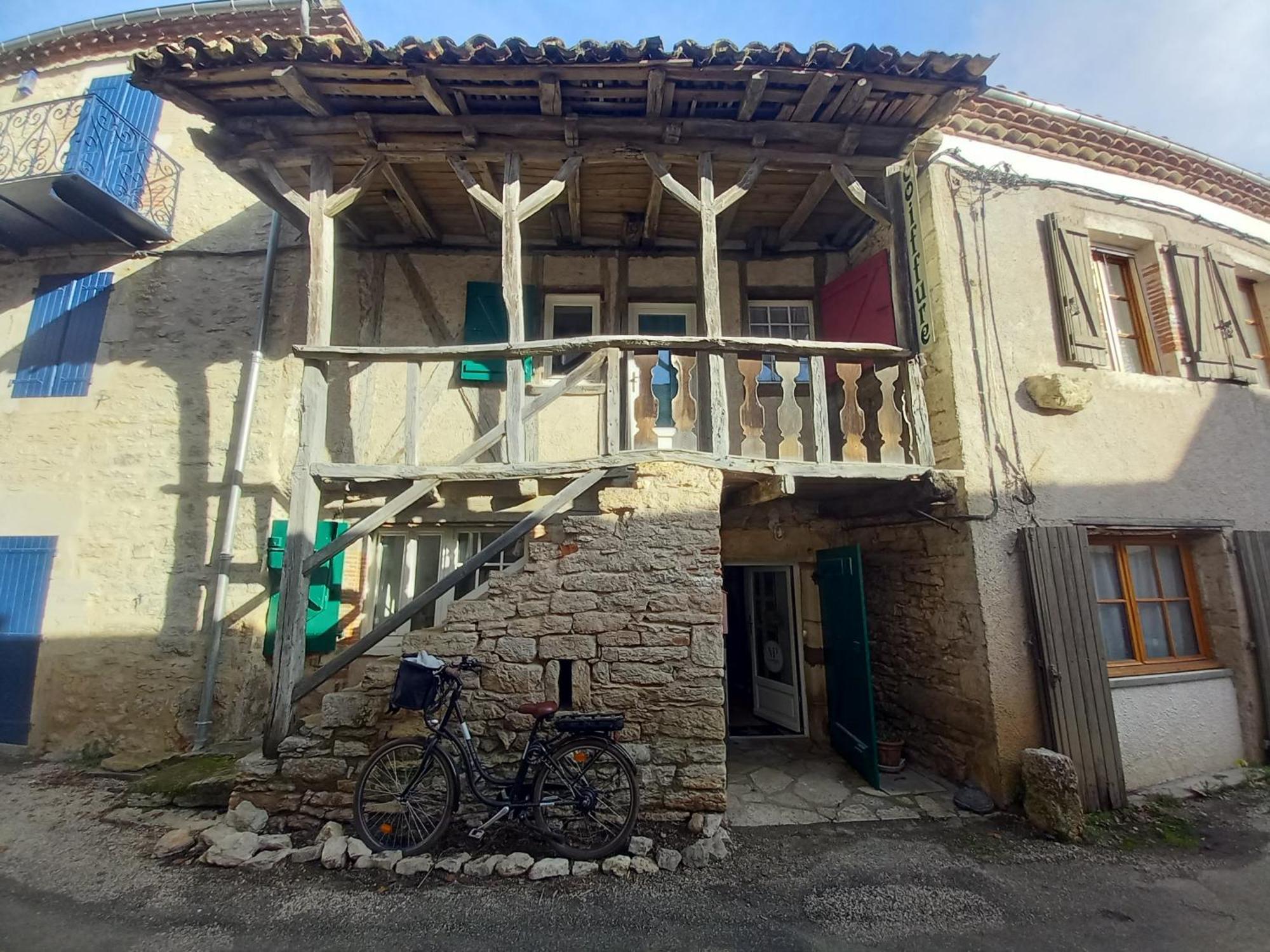 Maison Medievale Avec Jardin Dans Village Vers (Lot)