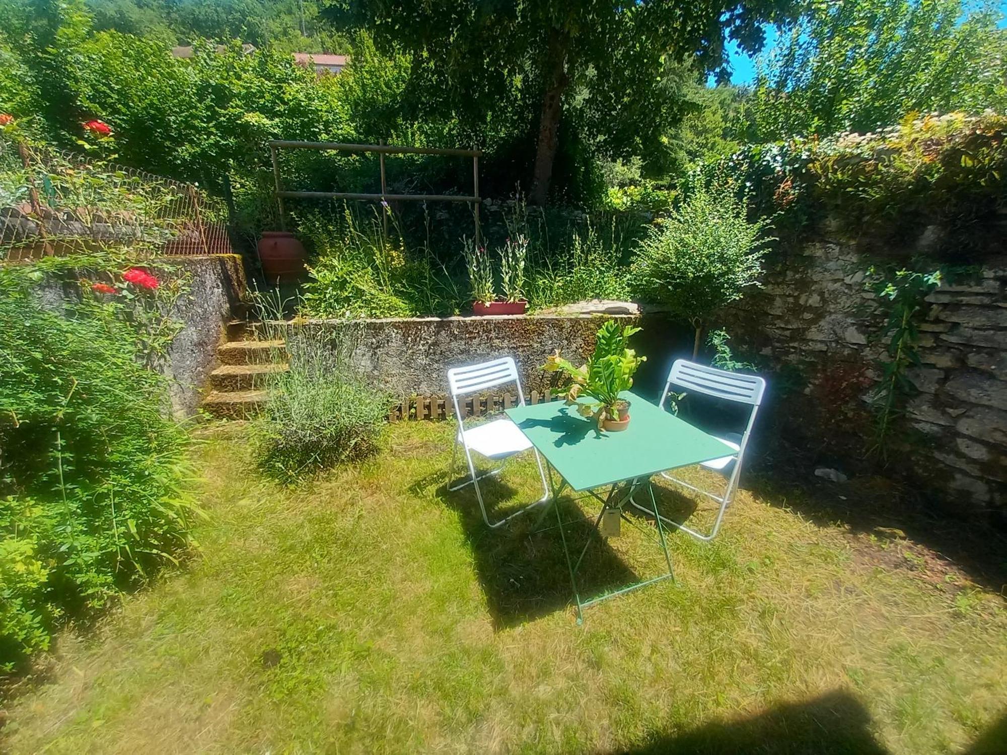 Maison Medievale Avec Jardin Dans Village Hébergement de vacances