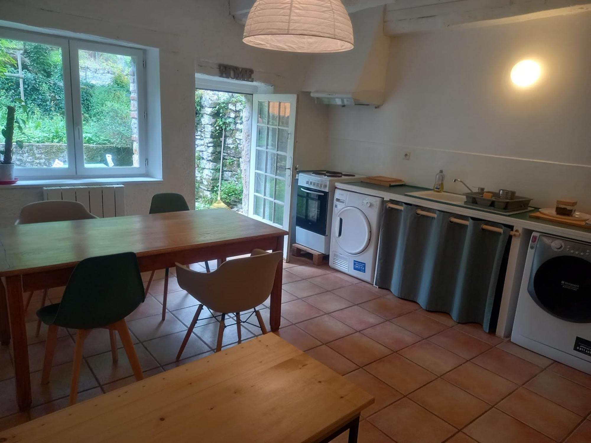 Maison Medievale Avec Jardin Dans Village Hébergement de vacances