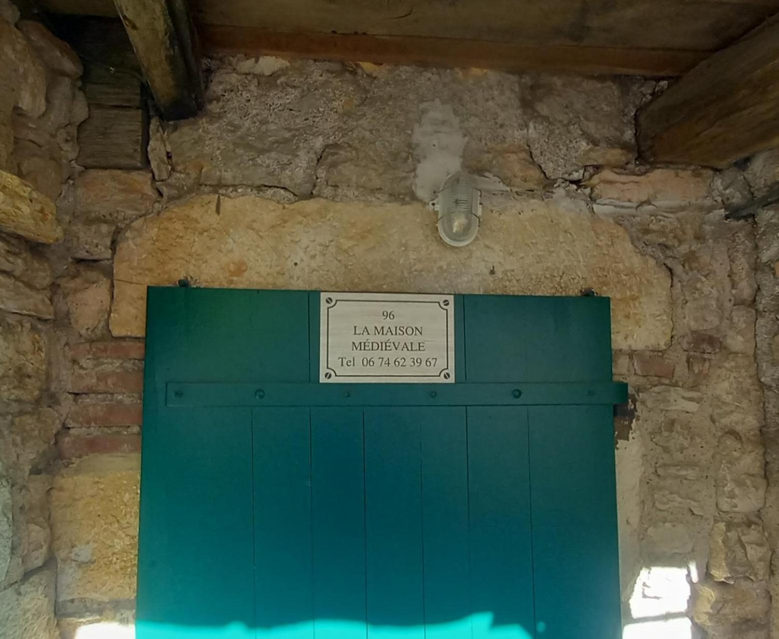 Maison Medievale Avec Jardin Dans Village Vers (Lot)